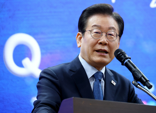 이재명 더불어민주당 대표가 7일 서울 여의도 국회 의원회관에서 열린 정책소통플랫폼 '모두의질문Q' 출범식에서 격려사를 하고 있다. [연합뉴스]